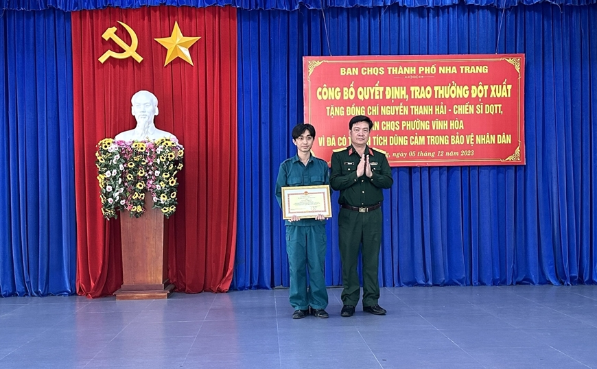 Khen thưởng chiến sĩ dân quân dũng cảm bắt cướp tại TP Nha Trang